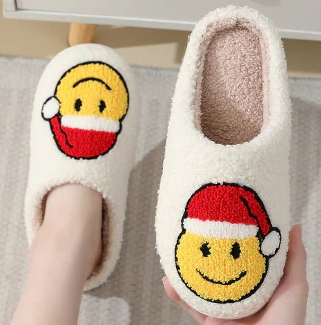 Holly | Women's Fuzzy Christmas Slippers – Plush Lining, Non-Slip Sole, Festive Motifs – Happy Face